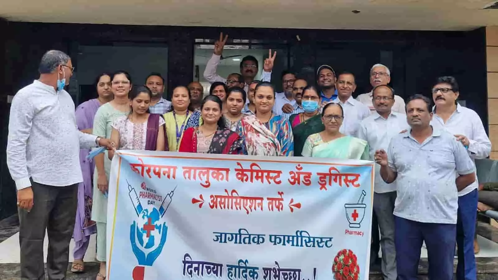 अस्पताल के बाहर बैनर पकड़े खड़े कोरपणा तालुका केमिस्ट एंड ड्रगिस्ट एसोसिएशन के सदस्य। अस्पताल के बाहर बैनर पकड़े खड़े कोरपणा तालुका केमिस्ट एंड ड्रगिस्ट एसोसिएशन के सदस्य।