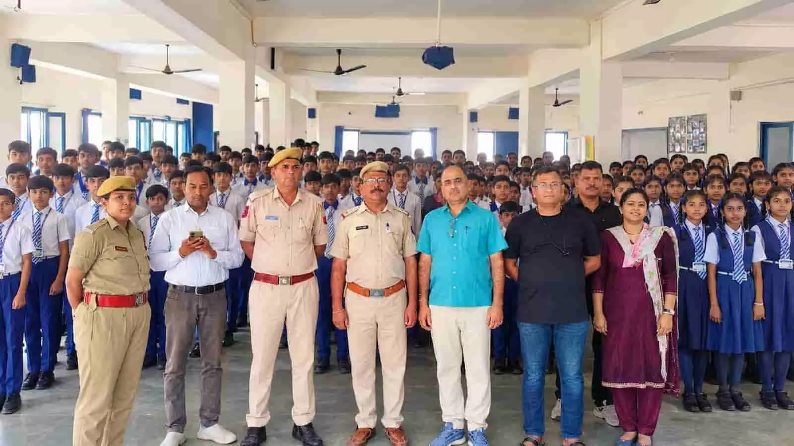 तस्वीर में स्कूल के विद्यार्थियों, शिक्षकों और पुलिस अधिकारियों का समूह थाना परिसर में एक साथ खड़ा दिखाई दे रहा है। तस्वीर में स्कूल के विद्यार्थियों, शिक्षकों और पुलिस अधिकारियों का समूह थाना परिसर में एक साथ खड़ा दिखाई दे रहा है।