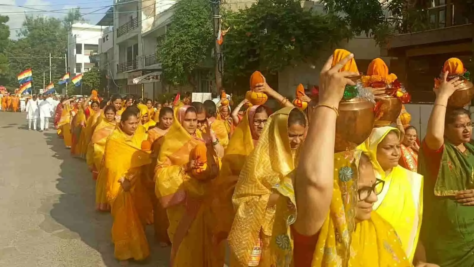 अनंत चतुर्दशी शोभायात्रा के दौरान पीली साड़ियों में सिर पर कलश उठाए चलती जैन महिलाएं। अनंत चतुर्दशी शोभायात्रा के दौरान पीली साड़ियों में सिर पर कलश उठाए चलती जैन महिलाएं।