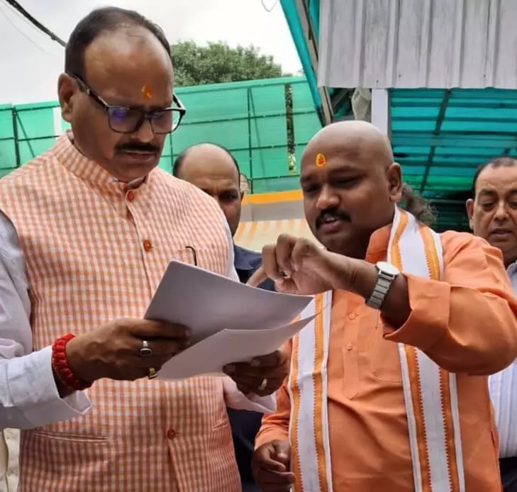 तस्वीर में पारंपरिक कपड़ों में खड़े नेता अनिल द्विवेदी उपमुख्यमंत्री को दस्तावेज दिखाते और चर्चा करते हुए दिखाई दे रहे हैं। तस्वीर में पारंपरिक कपड़ों में खड़े नेता अनिल द्विवेदी उपमुख्यमंत्री को दस्तावेज दिखाते और चर्चा करते हुए दिखाई दे रहे हैं।