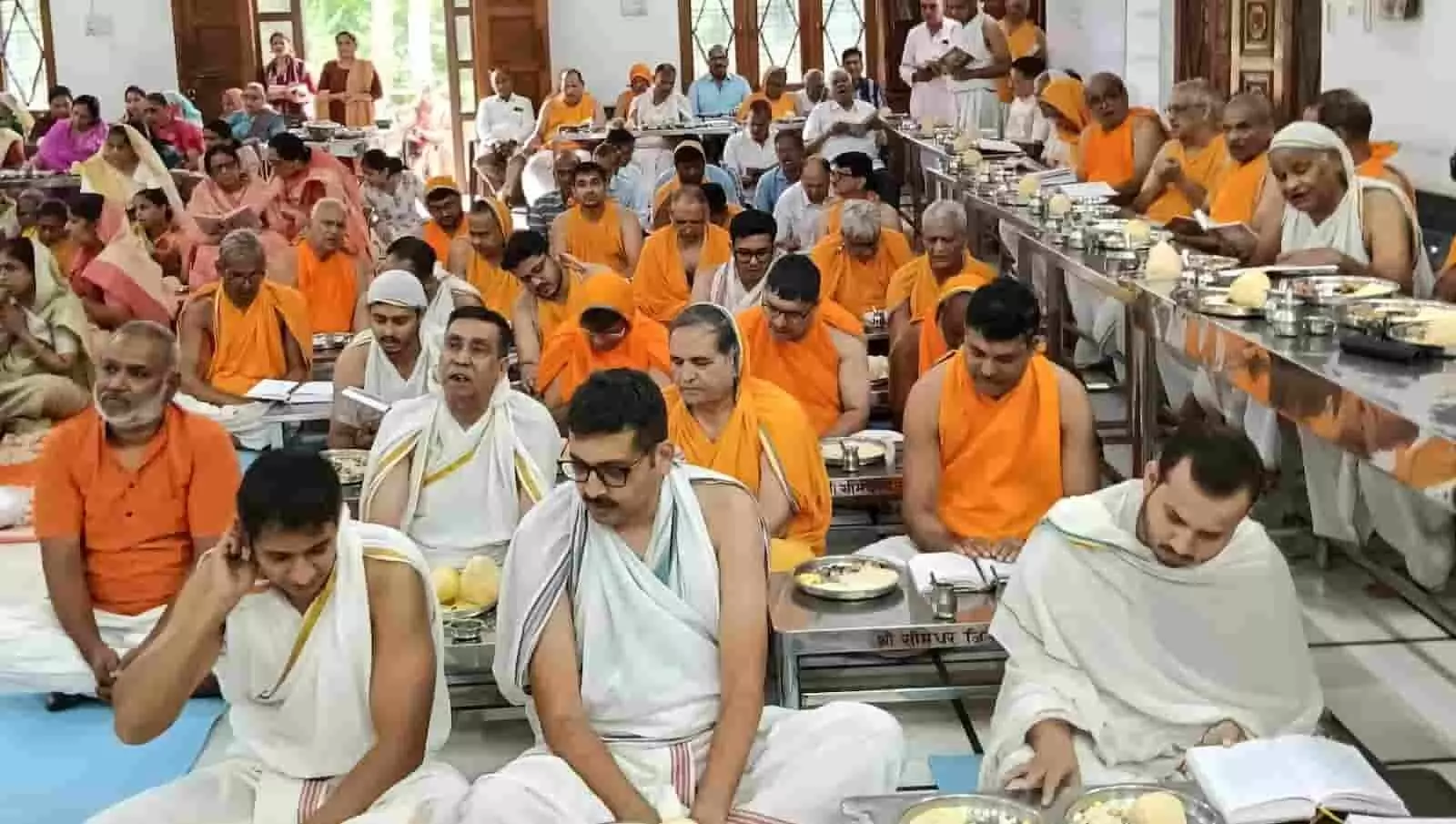 सीमंधर जिनालय परिसर में सफेद और नारंगी वस्त्र पहनकर पूजा-अर्चना करते श्रद्धालु। सीमंधर जिनालय परिसर में सफेद और नारंगी वस्त्र पहनकर पूजा-अर्चना करते श्रद्धालु।