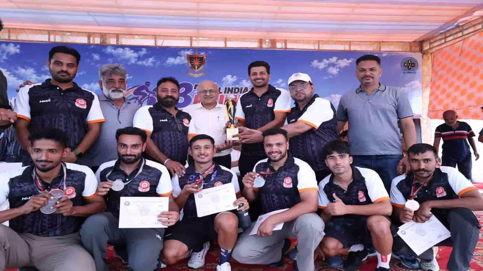 तस्वीर में खेल प्रतियोगिता के समापन समारोह में पदक, प्रमाण पत्र और ट्रॉफी के साथ खड़े विजेता खिलाड़ी और रेलवे अधिकारी दिखाई दे रहे हैं। तस्वीर में खेल प्रतियोगिता के समापन समारोह में पदक, प्रमाण पत्र और ट्रॉफी के साथ खड़े विजेता खिलाड़ी और रेलवे अधिकारी दिखाई दे रहे हैं।