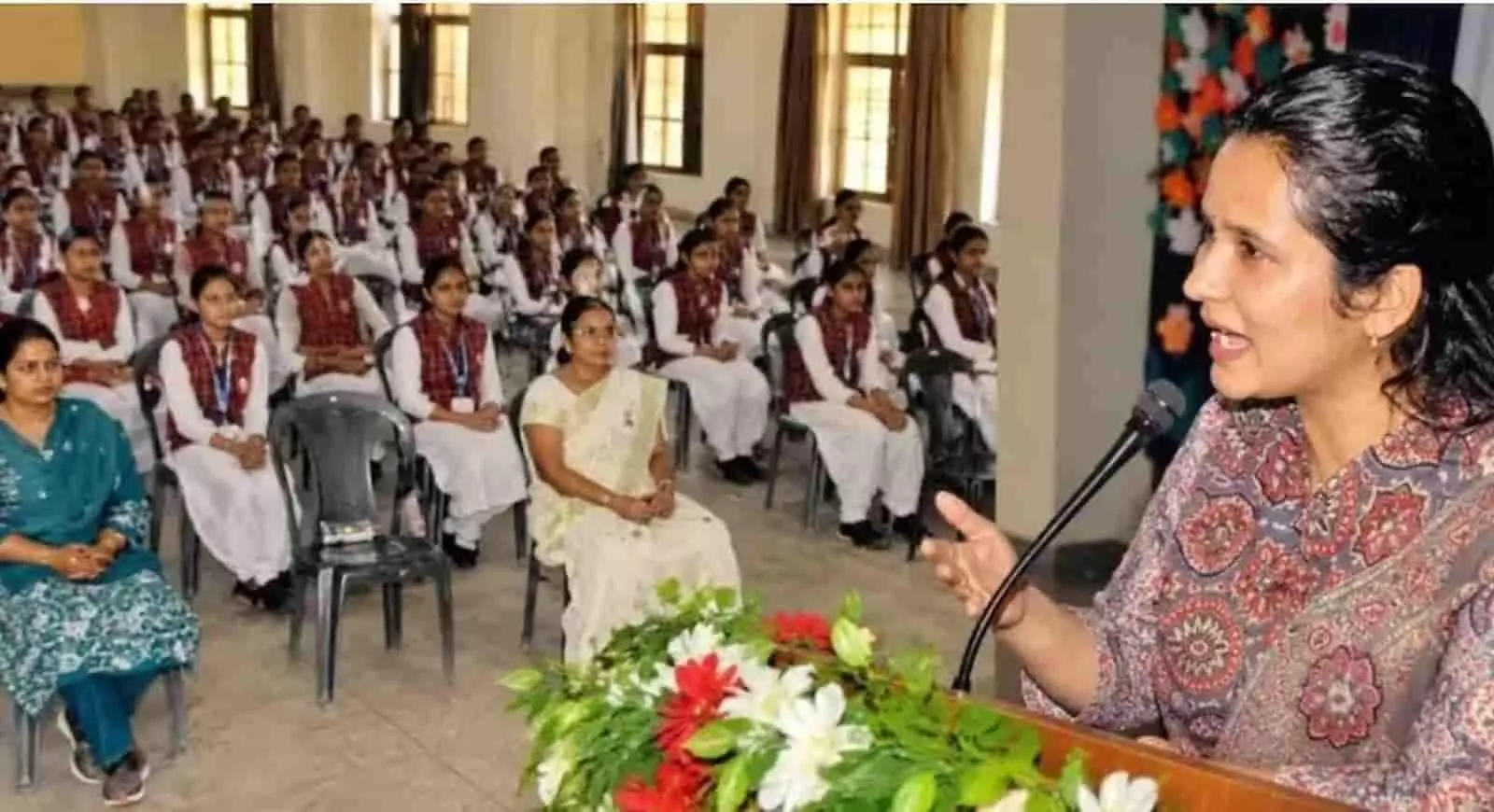 हापुड़ के कार्यक्रम में माइक पर बोलतीं सीडीओ श्रुति शर्मा और सामने बैठीं छात्राएं। हापुड़ के कार्यक्रम में माइक पर बोलतीं सीडीओ श्रुति शर्मा और सामने बैठीं छात्राएं।