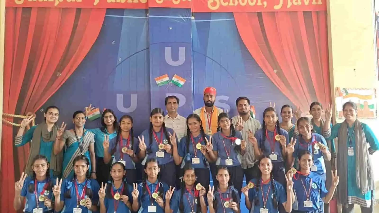 उदयपुर पब्लिक स्कूल मावली की बालिका फुटबॉल टीम, कोच और डायरेक्टर स्कूल प्रांगण में मेडल के साथ नजर आ रहे हैं। उदयपुर पब्लिक स्कूल मावली की बालिका फुटबॉल टीम, कोच और डायरेक्टर स्कूल प्रांगण में मेडल के साथ नजर आ रहे हैं।
