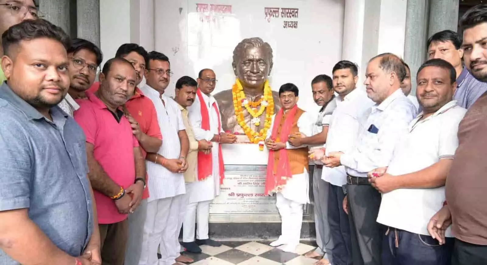 हापुड़ में पंडित दीनदयाल उपाध्याय की प्रतिमा पर पुष्प अर्पित करते राज्यमंत्री कपिल देव अग्रवाल और भाजपा कार्यकर्ता। हापुड़ में पंडित दीनदयाल उपाध्याय की प्रतिमा पर पुष्प अर्पित करते राज्यमंत्री कपिल देव अग्रवाल और भाजपा कार्यकर्ता।