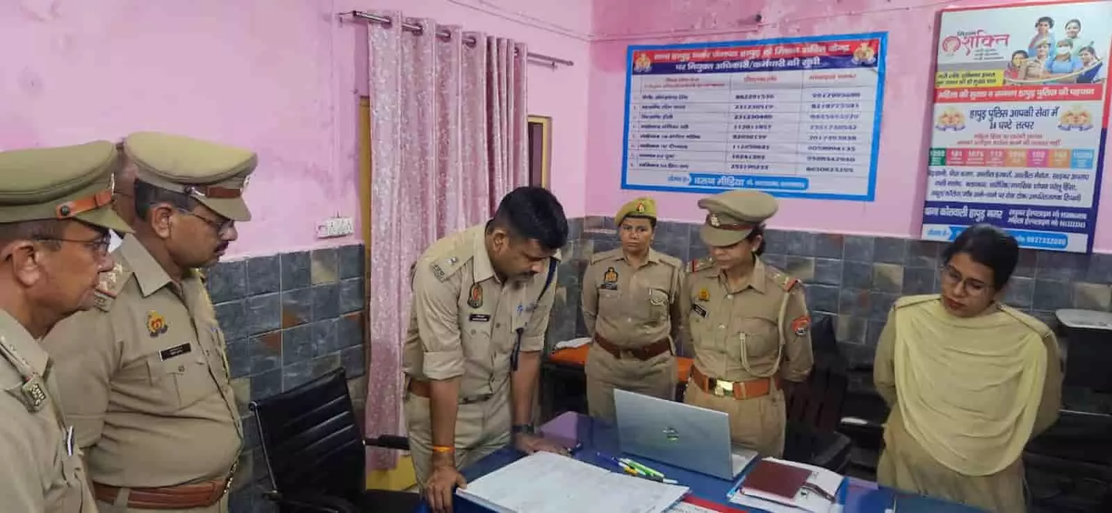 थाना परिसर में कंप्यूटर डेस्क के पास खड़े होकर अधिकारियों संग समीक्षा करते ASP महेश कुमार। थाना परिसर में कंप्यूटर डेस्क के पास खड़े होकर अधिकारियों संग समीक्षा करते ASP महेश कुमार।