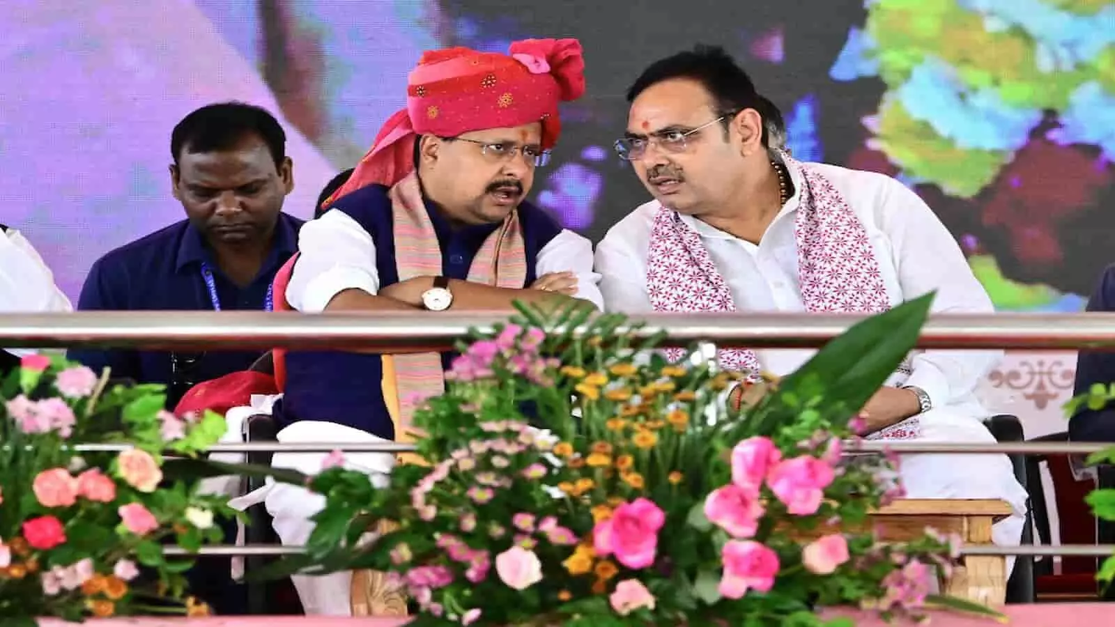 तस्वीर में पारंपरिक साफा पहने हुए नेता और अन्य पदाधिकारी मंच पर आपस में चर्चा करते हुए दिखाई दे रहे हैं। तस्वीर में पारंपरिक साफा पहने हुए नेता और अन्य पदाधिकारी मंच पर आपस में चर्चा करते हुए दिखाई दे रहे हैं।