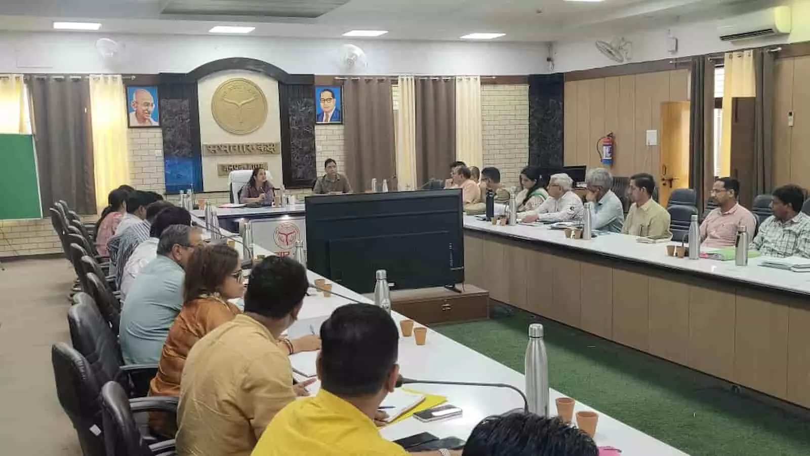हापुड़ कलेक्ट्रेट के सभागार में बड़ी मेज के चारों ओर बैठे अधिकारी समीक्षा बैठक में भाग ले रहे हैं। हापुड़ कलेक्ट्रेट के सभागार में बड़ी मेज के चारों ओर बैठे अधिकारी समीक्षा बैठक में भाग ले रहे हैं।