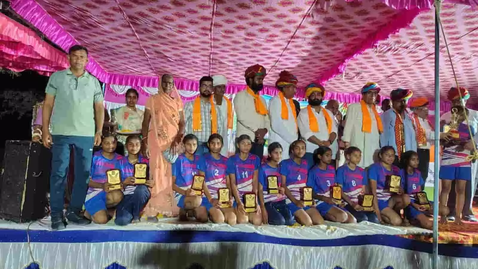 तस्वीर में बड़गांव में आयोजित खो-खो प्रतियोगिता के दौरान पुरस्कार और ट्रॉफी के साथ खिलाड़ी तथा अतिथिगण नजर आ रहे हैं. तस्वीर में बड़गांव में आयोजित खो-खो प्रतियोगिता के दौरान पुरस्कार और ट्रॉफी के साथ खिलाड़ी तथा अतिथिगण नजर आ रहे हैं.