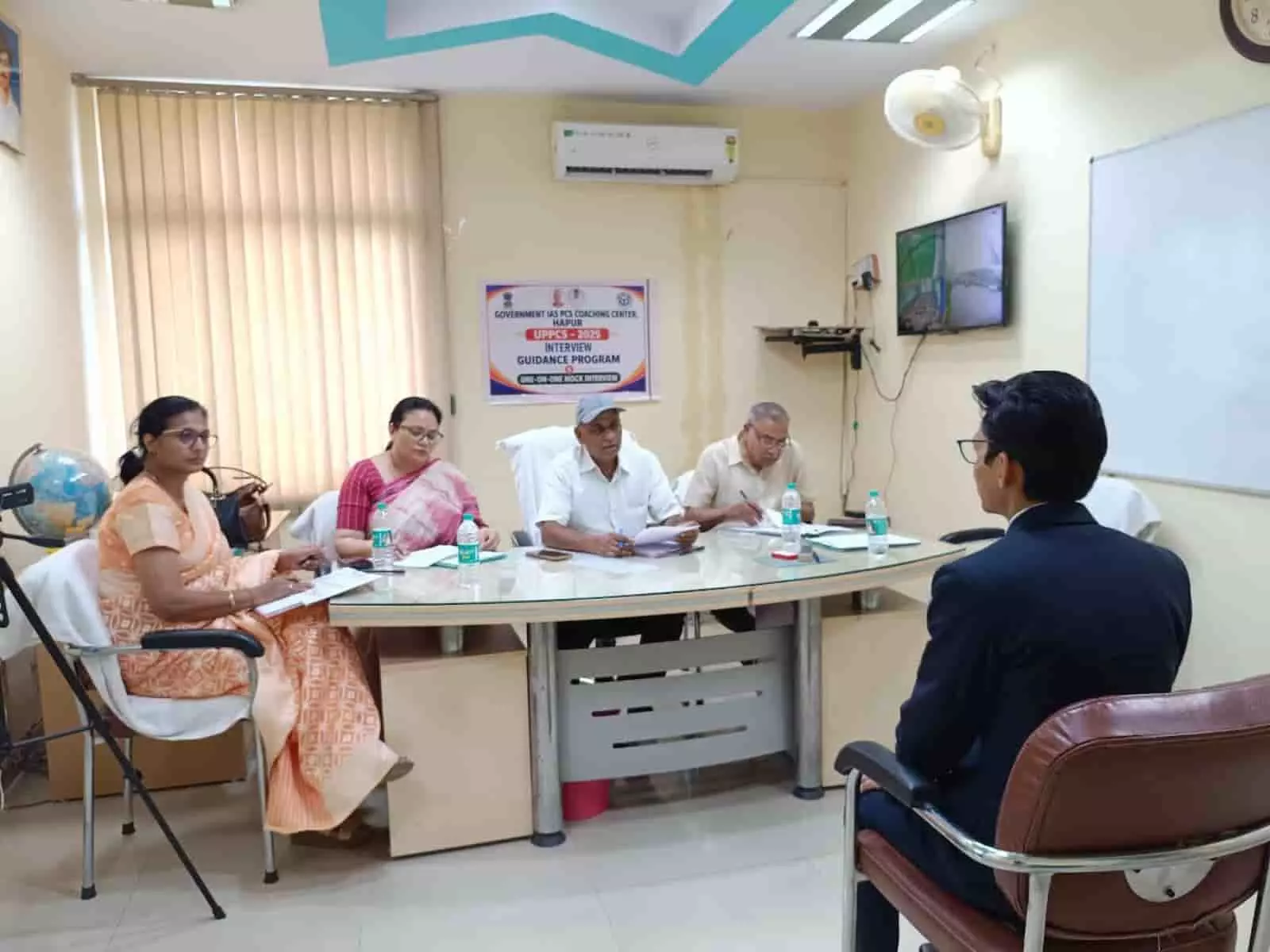 हापुड़ कोचिंग सेंटर में चार सदस्यों का विशेषज्ञ पैनल मेज पर बैठा उम्मीदवार का साक्षात्कार ले रहा है। हापुड़ कोचिंग सेंटर में चार सदस्यों का विशेषज्ञ पैनल मेज पर बैठा उम्मीदवार का साक्षात्कार ले रहा है।