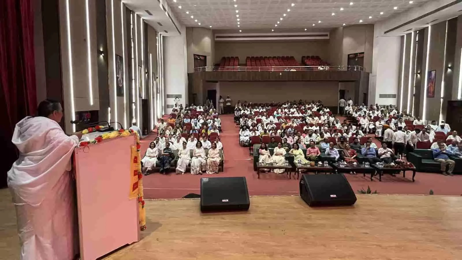 तस्वीर में राजयोगिनी उषा दीदी कपूरथला के सभागार में सेमिनार को संबोधित करती दिख रही हैं। तस्वीर में राजयोगिनी उषा दीदी कपूरथला के सभागार में सेमिनार को संबोधित करती दिख रही हैं।