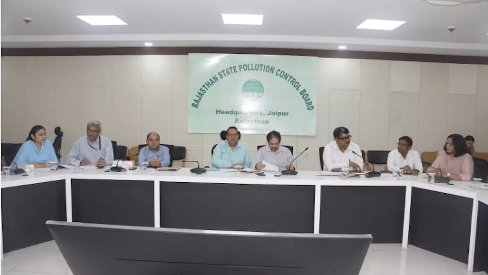 तस्वीर में पारंपरिक साफा पहने हुए नेता और अन्य पदाधिकारी मंच पर आपस में चर्चा करते हुए दिखाई दे रहे हैं। तस्वीर में पारंपरिक साफा पहने हुए नेता और अन्य पदाधिकारी मंच पर आपस में चर्चा करते हुए दिखाई दे रहे हैं।