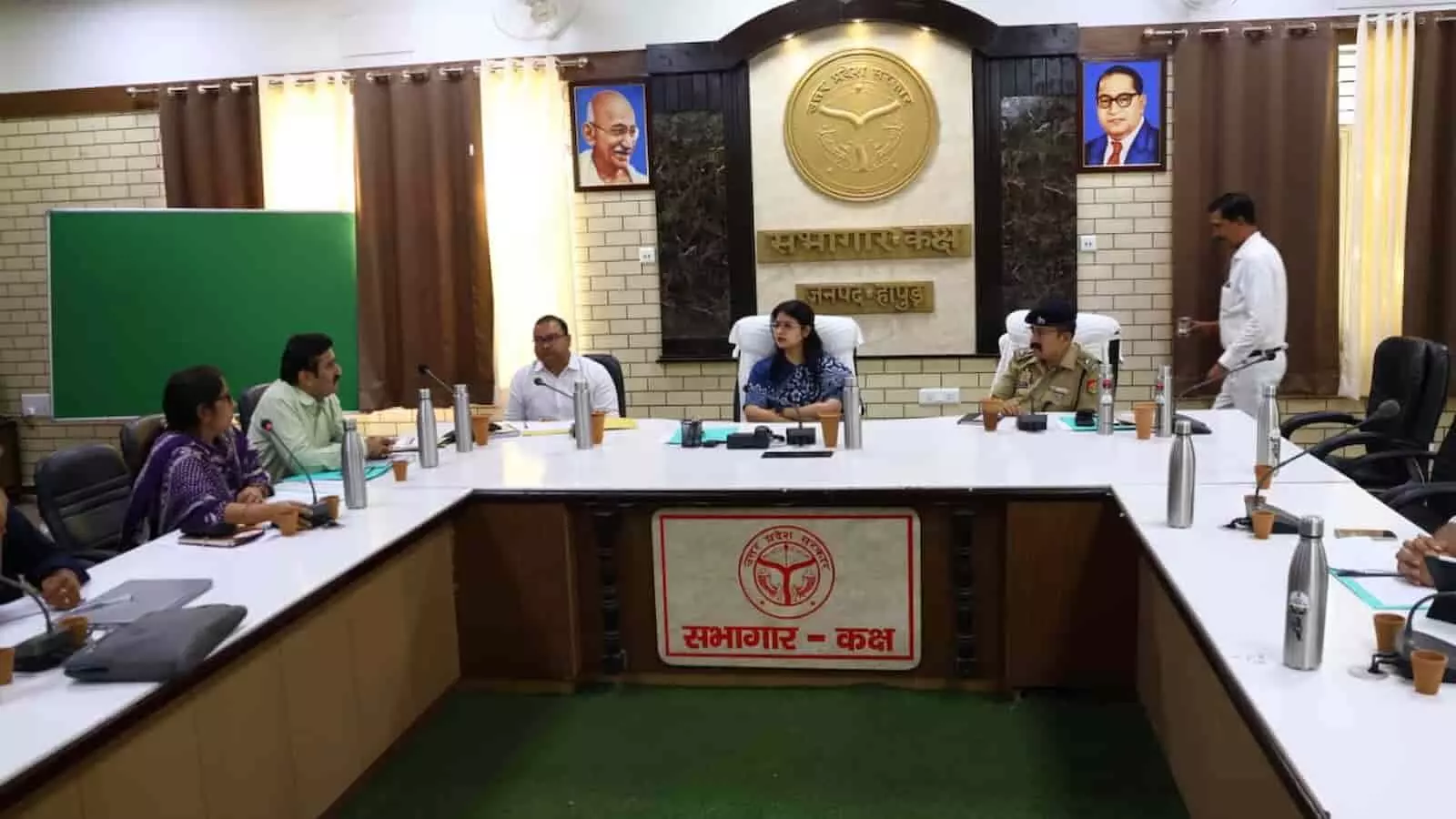 हापुड़ के कलेक्ट्रेट सभागार में टेबल के चारों ओर बैठकर चर्चा करते डीएम, एसपी और प्रशासनिक अधिकारी। हापुड़ के कलेक्ट्रेट सभागार में टेबल के चारों ओर बैठकर चर्चा करते डीएम, एसपी और प्रशासनिक अधिकारी।