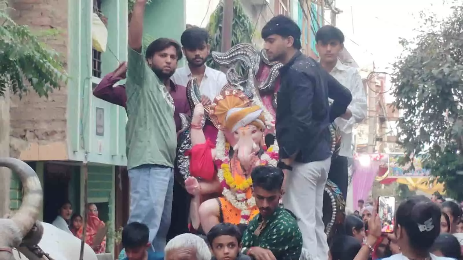 शक्ति नगर में सुरक्षा बलों की मौजूदगी के बीच लोग गणेश प्रतिमा के साथ विसर्जन यात्रा निकाल रहे हैं। शक्ति नगर में सुरक्षा बलों की मौजूदगी के बीच लोग गणेश प्रतिमा के साथ विसर्जन यात्रा निकाल रहे हैं।