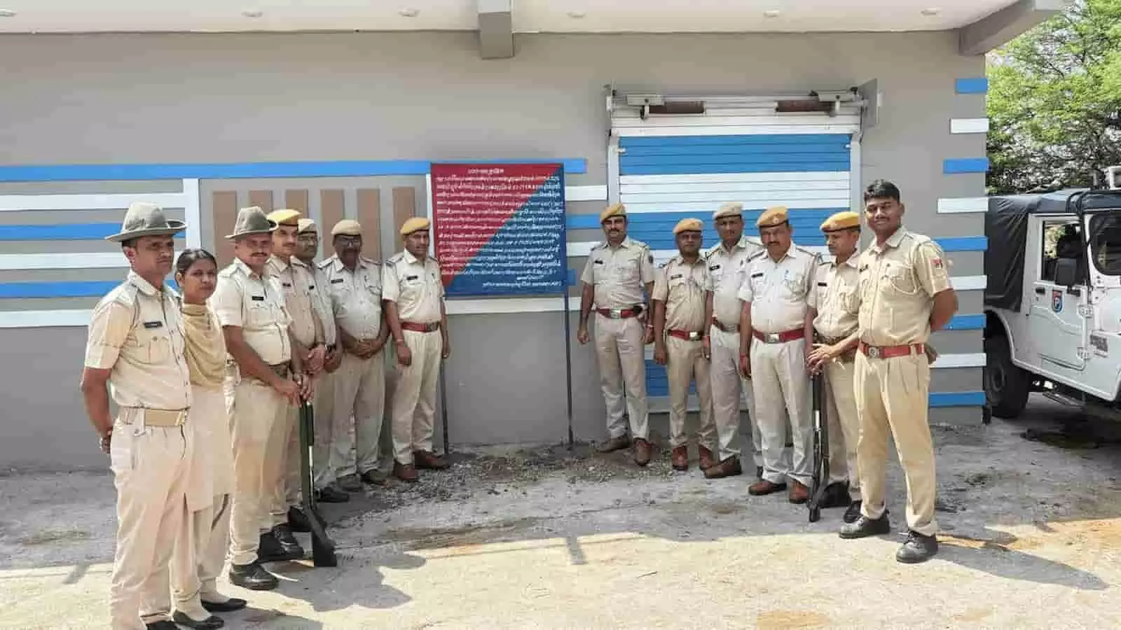 तस्वीर में प्रतापगढ़ पुलिस के कई जवान और अधिकारी एक इमारत के बाहर खड़े होकर नजर आ रहे हैं। तस्वीर में प्रतापगढ़ पुलिस के कई जवान और अधिकारी एक इमारत के बाहर खड़े होकर नजर आ रहे हैं।