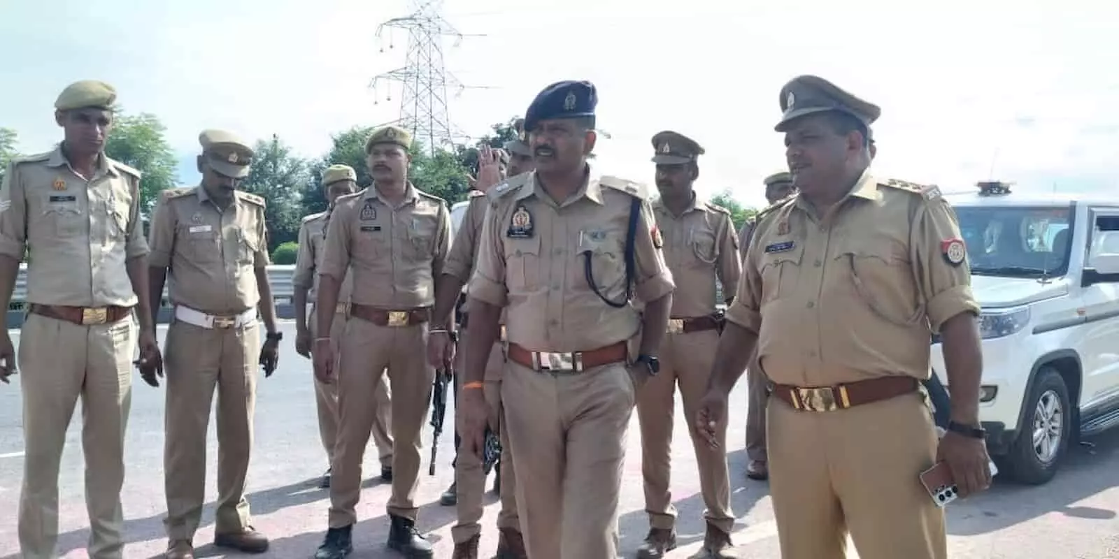 हापुड़ एएसपी पुलिस अधिकारियों के साथ गढ़मुक्तेश्वर में विसर्जन स्थल का निरीक्षण करते हुए। हापुड़ एएसपी पुलिस अधिकारियों के साथ गढ़मुक्तेश्वर में विसर्जन स्थल का निरीक्षण करते हुए।