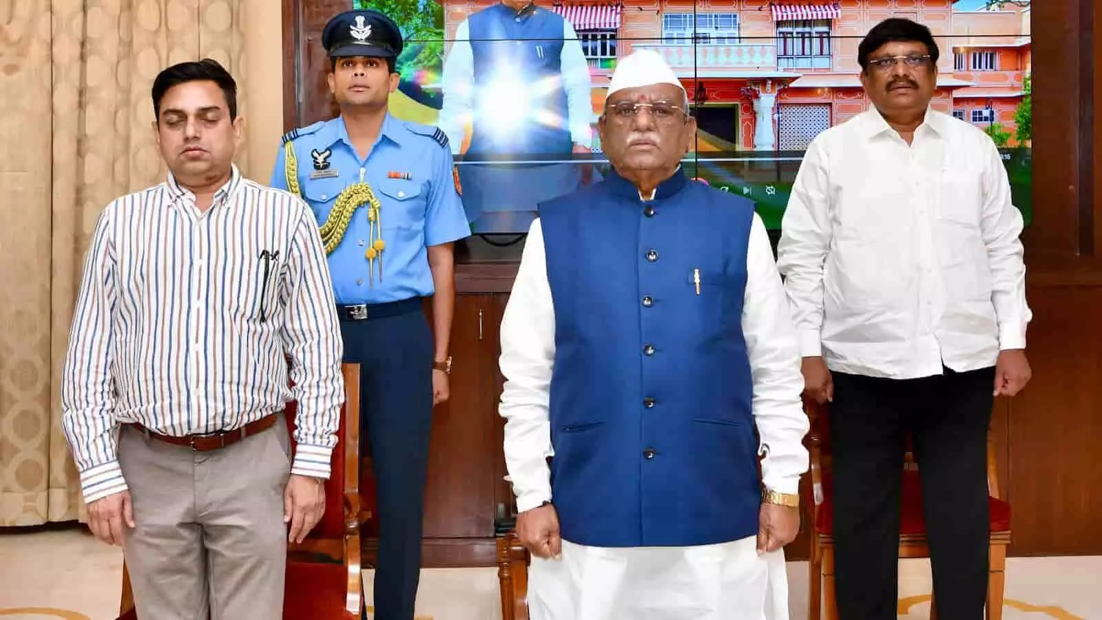 तस्वीर में राज्यपाल श्री हरिभाऊ बागडे, एक एयर फोर्स अधिकारी और अन्य गणमान्य व्यक्ति लोकभवन में एक कार्यक्रम के दौरान खड़े नजर आ रहे हैं। तस्वीर में राज्यपाल श्री हरिभाऊ बागडे, एक एयर फोर्स अधिकारी और अन्य गणमान्य व्यक्ति लोकभवन में एक कार्यक्रम के दौरान खड़े नजर आ रहे हैं।