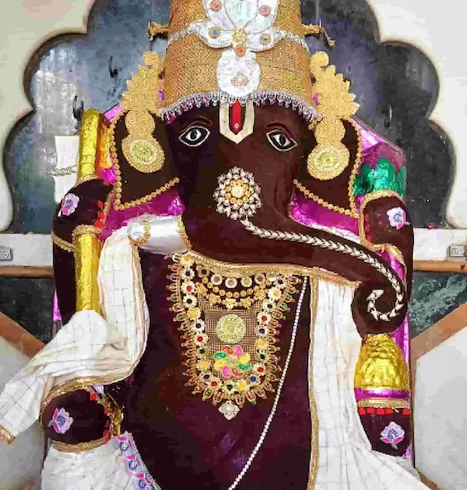 तस्वीर में गांधी चौक स्थित श्री बड़ा गणपति महाराज का तिरूपति बालाजी विशेष श्रृंगार दिख रहा है। तस्वीर में गांधी चौक स्थित श्री बड़ा गणपति महाराज का तिरूपति बालाजी विशेष श्रृंगार दिख रहा है।