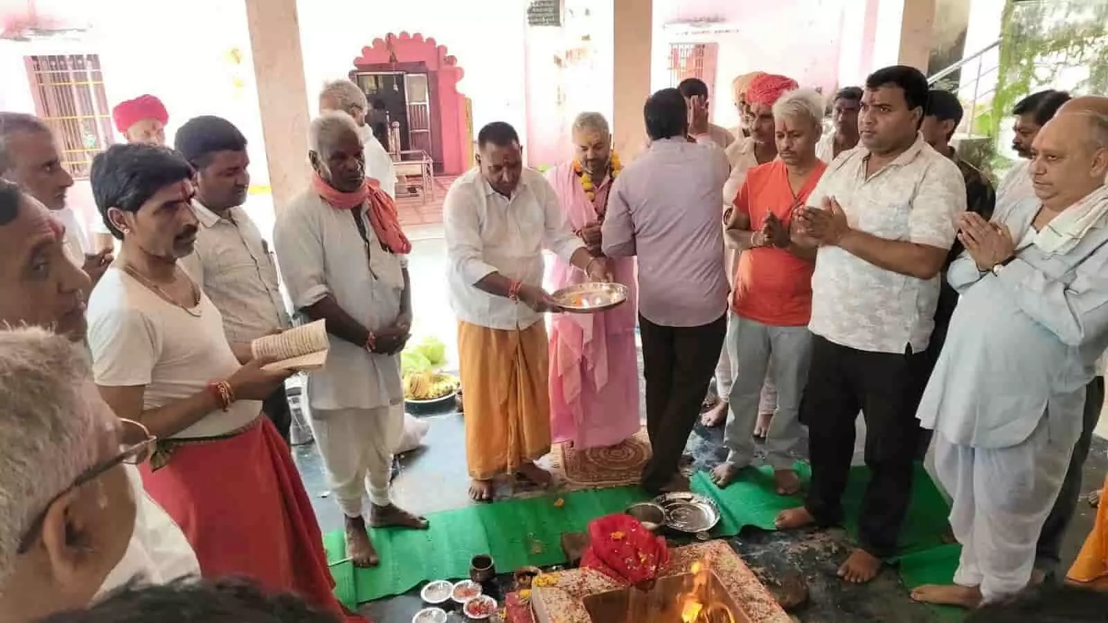 तस्वीर में नालेश्वर मंदिर प्रांगण में आयोजित बैठक के दौरान हवन कुंड के सामने खड़े लोग नजर आ रहे हैं। तस्वीर में नालेश्वर मंदिर प्रांगण में आयोजित बैठक के दौरान हवन कुंड के सामने खड़े लोग नजर आ रहे हैं।