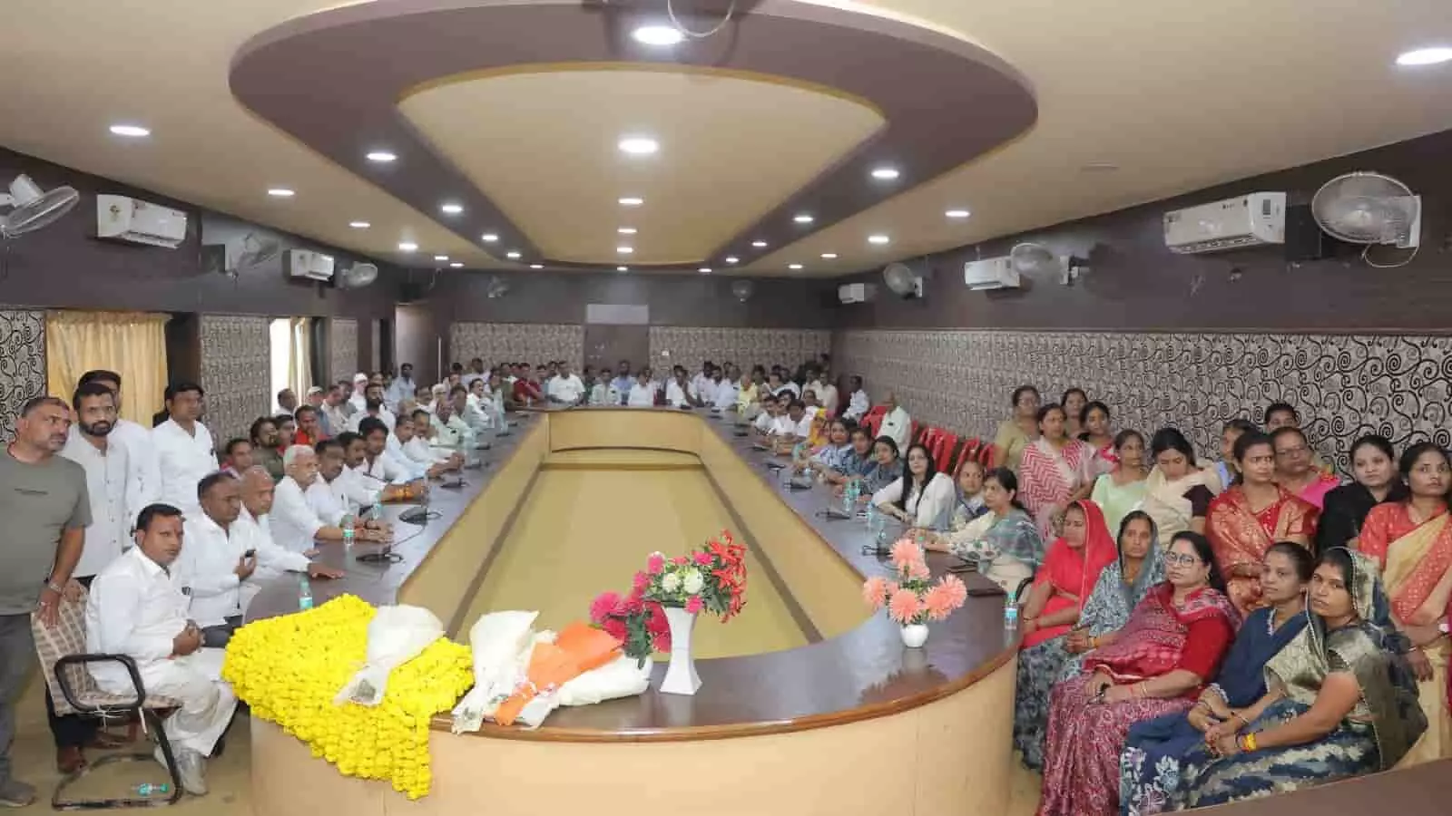 तस्वीर में निम्बाहेड़ा नगर परिषद के सभा कक्ष में बैठक के दौरान बैठे हुए जनप्रतिनिधि और नागरिक नजर आ रहे हैं। तस्वीर में निम्बाहेड़ा नगर परिषद के सभा कक्ष में बैठक के दौरान बैठे हुए जनप्रतिनिधि और नागरिक नजर आ रहे हैं।