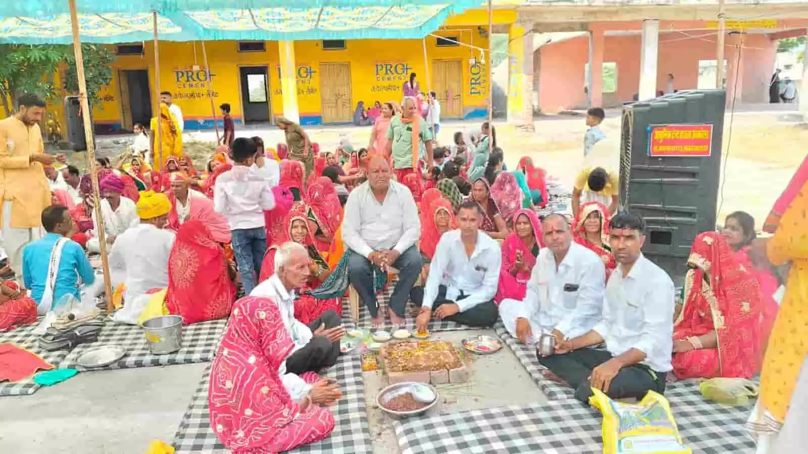 तस्वीर में आकोला में हवन कुंड के पास बैठकर पूजा-अर्चना करते हुए श्रद्धालु और ग्रामीण नजर आ रहे हैं। तस्वीर में आकोला में हवन कुंड के पास बैठकर पूजा-अर्चना करते हुए श्रद्धालु और ग्रामीण नजर आ रहे हैं।