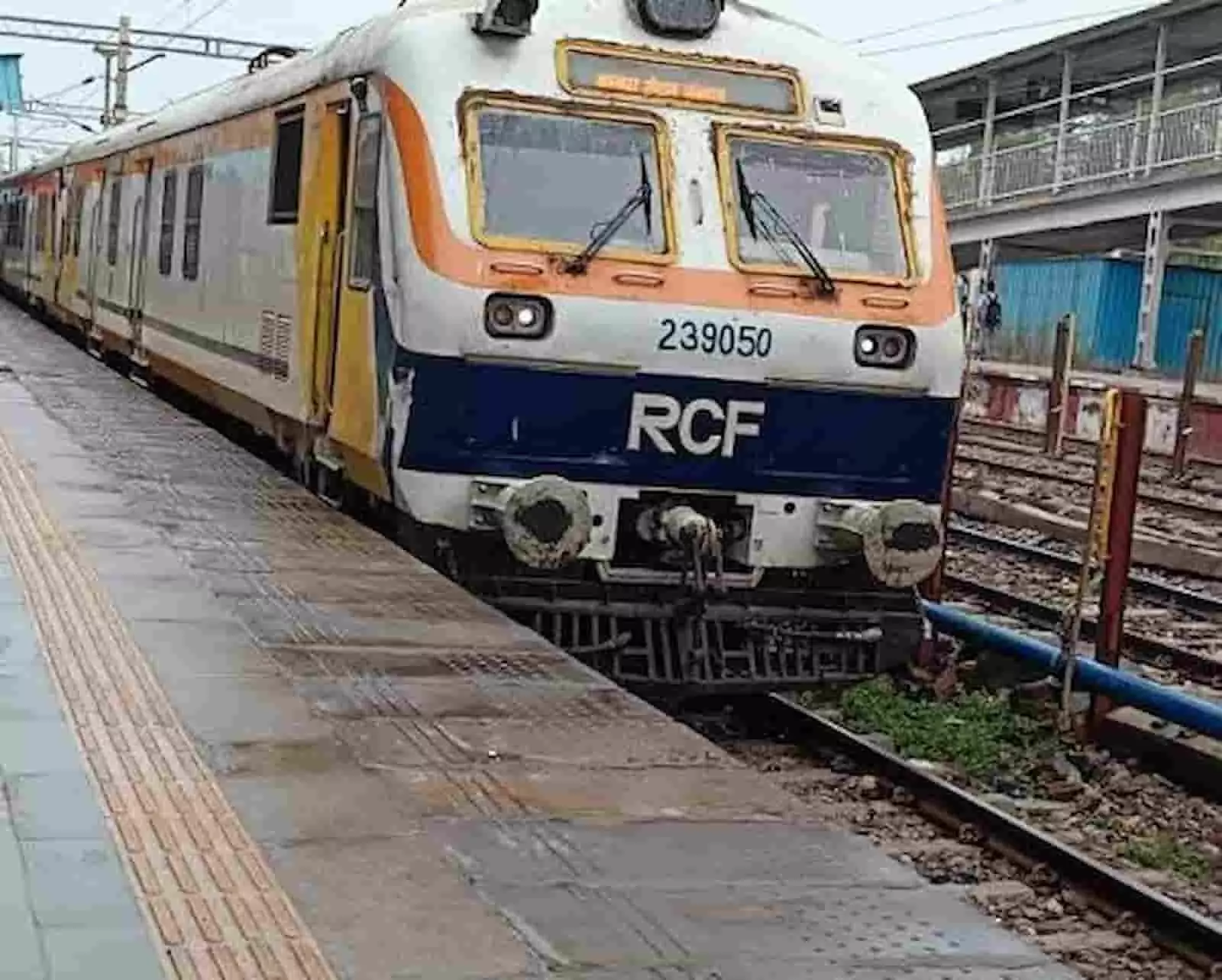 रेलवे स्टेशन के प्लेटफॉर्म पर खड़ी इलेक्ट्रिक ट्रेन का दृश्य। रेलवे स्टेशन के प्लेटफॉर्म पर खड़ी इलेक्ट्रिक ट्रेन का दृश्य।