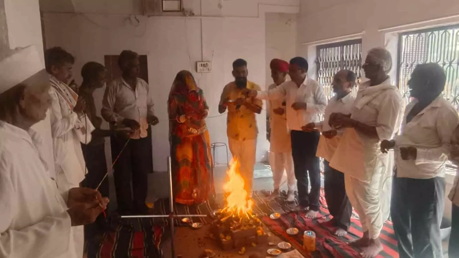 तस्वीर में नालेश्वर मंदिर प्रांगण में आयोजित बैठक के दौरान हवन कुंड के सामने खड़े लोग नजर आ रहे हैं। तस्वीर में नालेश्वर मंदिर प्रांगण में आयोजित बैठक के दौरान हवन कुंड के सामने खड़े लोग नजर आ रहे हैं।