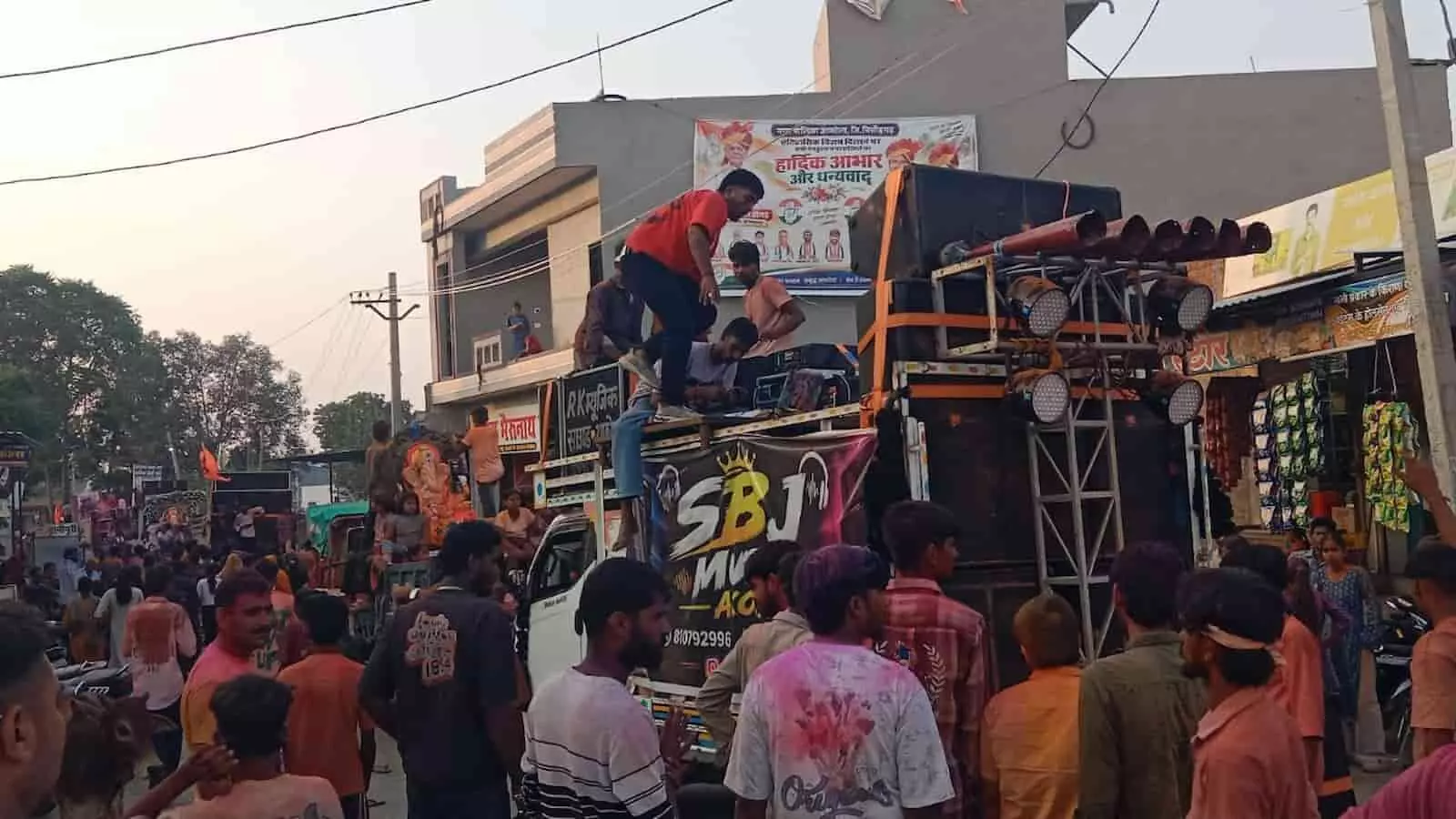 तस्वीर में सड़क पर उमड़ी भारी भीड़ और वाहन पर डीजे सेटअप के साथ गणेश विसर्जन का दृश्य नजर आ रहा है। तस्वीर में सड़क पर उमड़ी भारी भीड़ और वाहन पर डीजे सेटअप के साथ गणेश विसर्जन का दृश्य नजर आ रहा है।