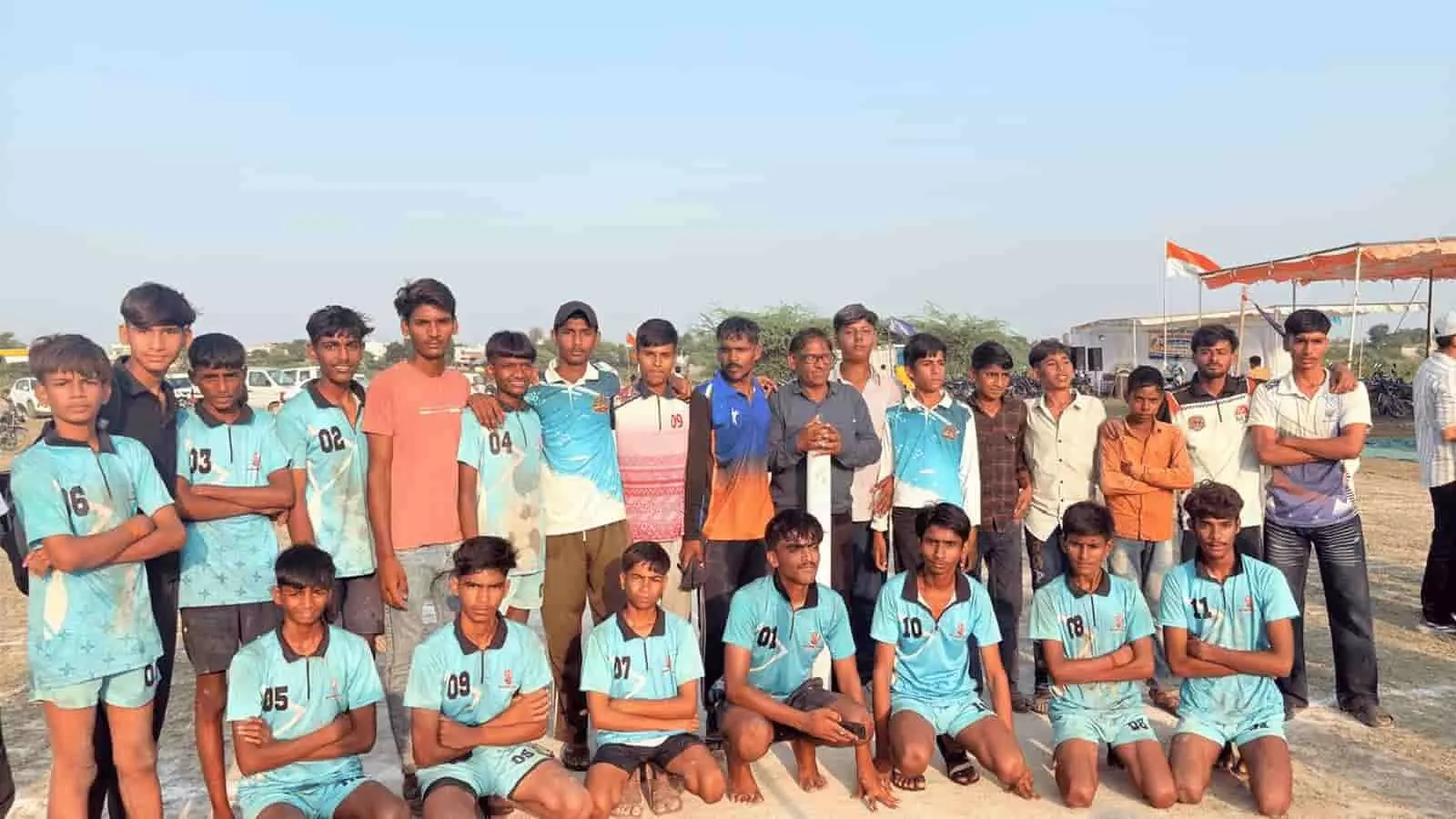 तस्वीर में विद्यालय परिसर में खड़े छात्र और शिक्षक अपने हाथों में विजेता ट्रॉफियां थामे हुए दिखाई दे रहे हैं। तस्वीर में विद्यालय परिसर में खड़े छात्र और शिक्षक अपने हाथों में विजेता ट्रॉफियां थामे हुए दिखाई दे रहे हैं।