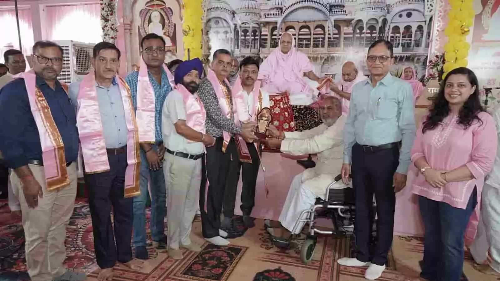 भीलवाड़ा समारोह में व्हीलचेयर पर बैठे व्यक्ति को स्मृति चिन्ह और दुपट्टा प्रदान करते गणमान्य लोग। भीलवाड़ा समारोह में व्हीलचेयर पर बैठे व्यक्ति को स्मृति चिन्ह और दुपट्टा प्रदान करते गणमान्य लोग।