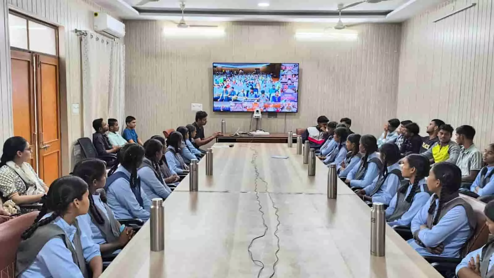 तस्वीर में सलूंबर के कलेक्ट्रेट कक्ष में युवा संवाद के दौरान स्क्रीन देखते छात्र। तस्वीर में सलूंबर के कलेक्ट्रेट कक्ष में युवा संवाद के दौरान स्क्रीन देखते छात्र।
