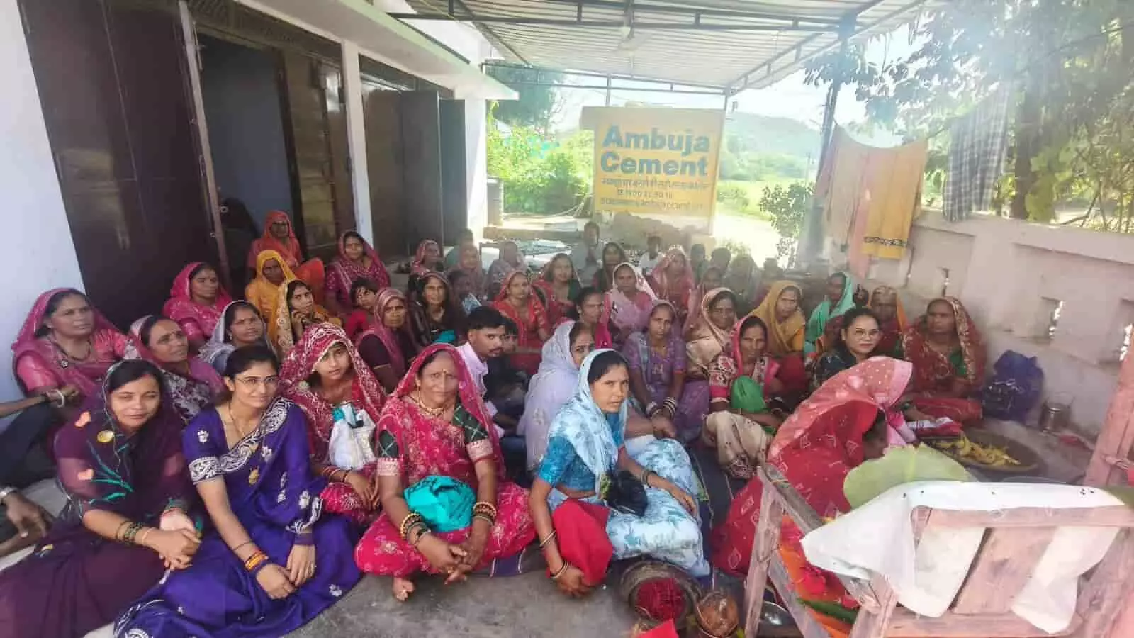 तस्वीर में पारंपरिक परिधानों में जमीन पर बैठी महिलाओं का समूह भगवान अनंत के पूजन के दौरान दिखाई दे रहा है। तस्वीर में पारंपरिक परिधानों में जमीन पर बैठी महिलाओं का समूह भगवान अनंत के पूजन के दौरान दिखाई दे रहा है।