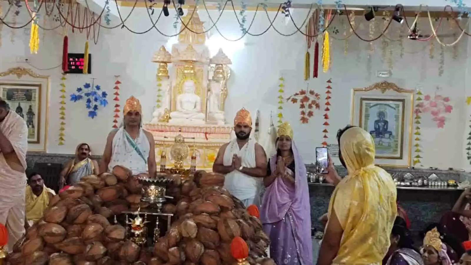 तस्वीर में विद्यालय परिसर में खड़े छात्र और शिक्षक अपने हाथों में विजेता ट्रॉफियां थामे हुए दिखाई दे रहे हैं। तस्वीर में विद्यालय परिसर में खड़े छात्र और शिक्षक अपने हाथों में विजेता ट्रॉफियां थामे हुए दिखाई दे रहे हैं।