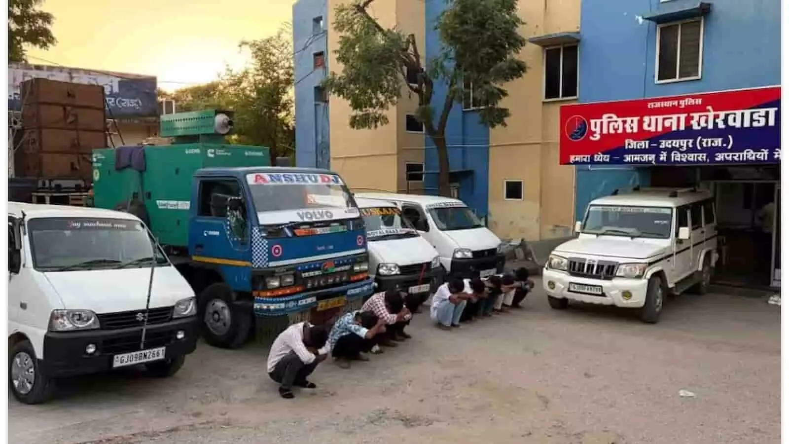 तस्वीर में पुलिस थाने के प्रांगण में कतार में खड़े जप्त वाहनों के आगे झुके हुए मुद्रा में बैठे युवक दिखाई दे रहे हैं。 तस्वीर में पुलिस थाने के प्रांगण में कतार में खड़े जप्त वाहनों के आगे झुके हुए मुद्रा में बैठे युवक दिखाई दे रहे हैं。