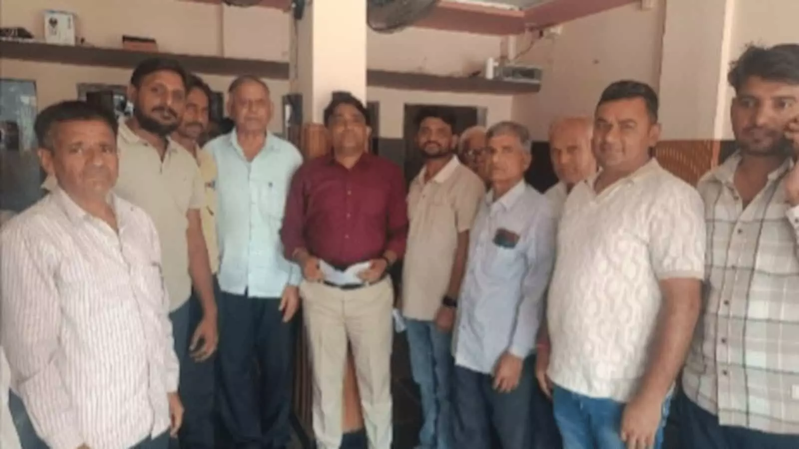 तस्वीर में एक कमरे के भीतर खड़े पटेल समाज के पुरुष और युवा नेता बातचीत करते हुए दिखाई दे रहे हैं। तस्वीर में एक कमरे के भीतर खड़े पटेल समाज के पुरुष और युवा नेता बातचीत करते हुए दिखाई दे रहे हैं।