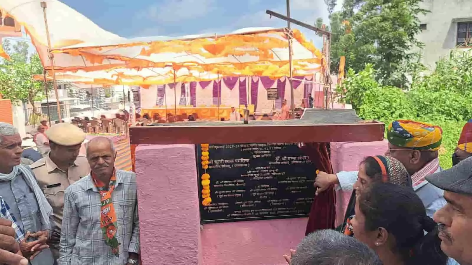 तस्वीर में सांसद चुन्नीलाल गरासिया और अन्य जनप्रतिनिधि शिलान्यास पट्टिका के पास खड़े नजर आ रहे हैं। तस्वीर में सांसद चुन्नीलाल गरासिया और अन्य जनप्रतिनिधि शिलान्यास पट्टिका के पास खड़े नजर आ रहे हैं।