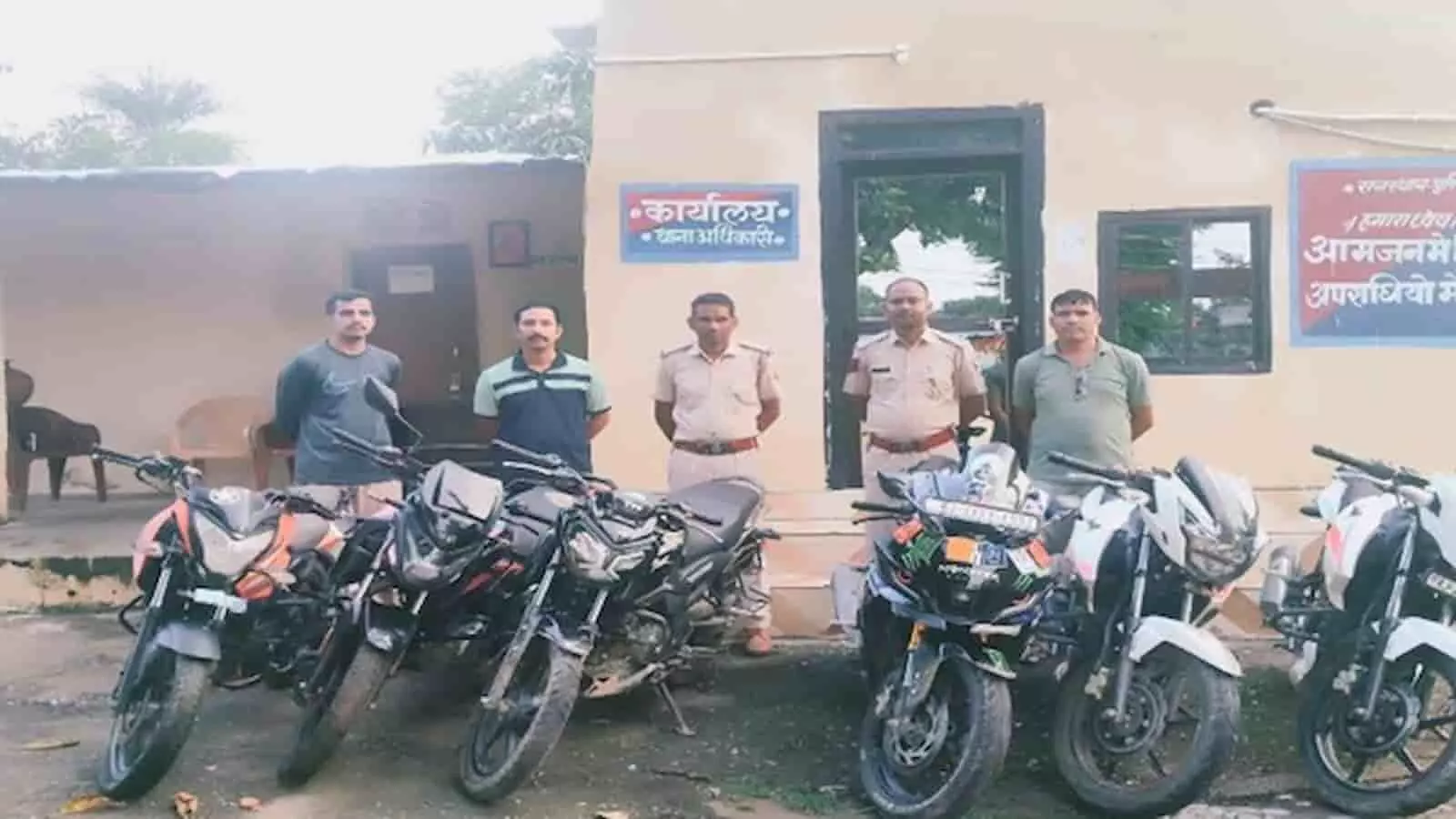 तस्वीर में कुण थाने के बाहर पुलिसकर्मी और नागरिक डिटेन की गई पावर बाइकों के साथ खड़े हैं। तस्वीर में कुण थाने के बाहर पुलिसकर्मी और नागरिक डिटेन की गई पावर बाइकों के साथ खड़े हैं।