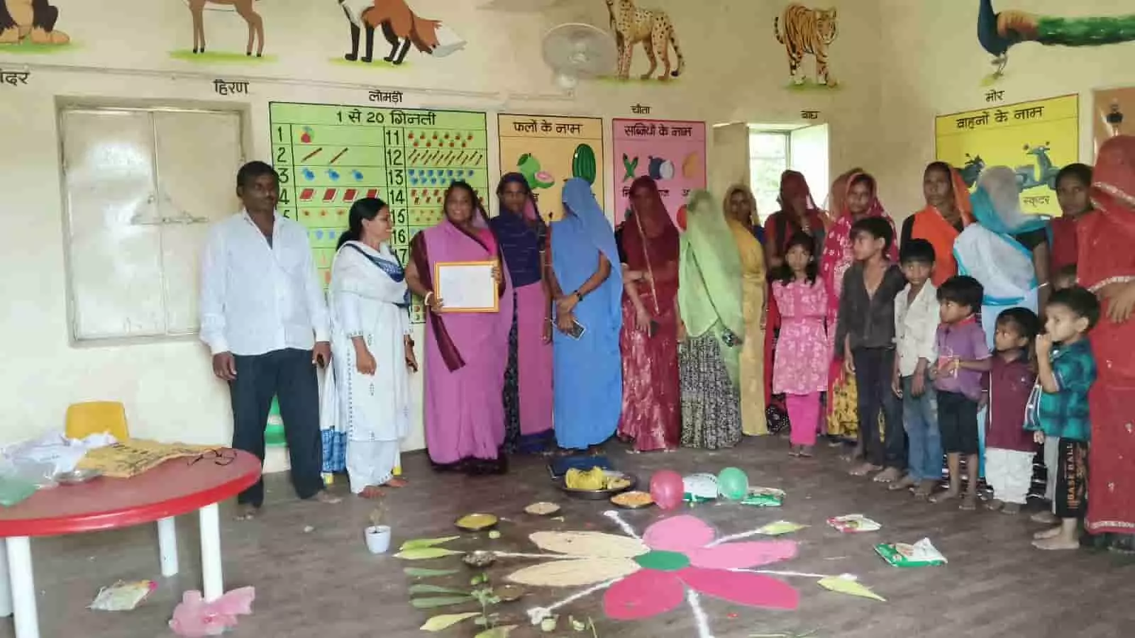 तस्वीर में कोटफला आंगनवाड़ी केंद्र पर संगीता चौधरी प्रशस्ति पत्र थामे हुए नजर आ रही हैं। तस्वीर में कोटफला आंगनवाड़ी केंद्र पर संगीता चौधरी प्रशस्ति पत्र थामे हुए नजर आ रही हैं।