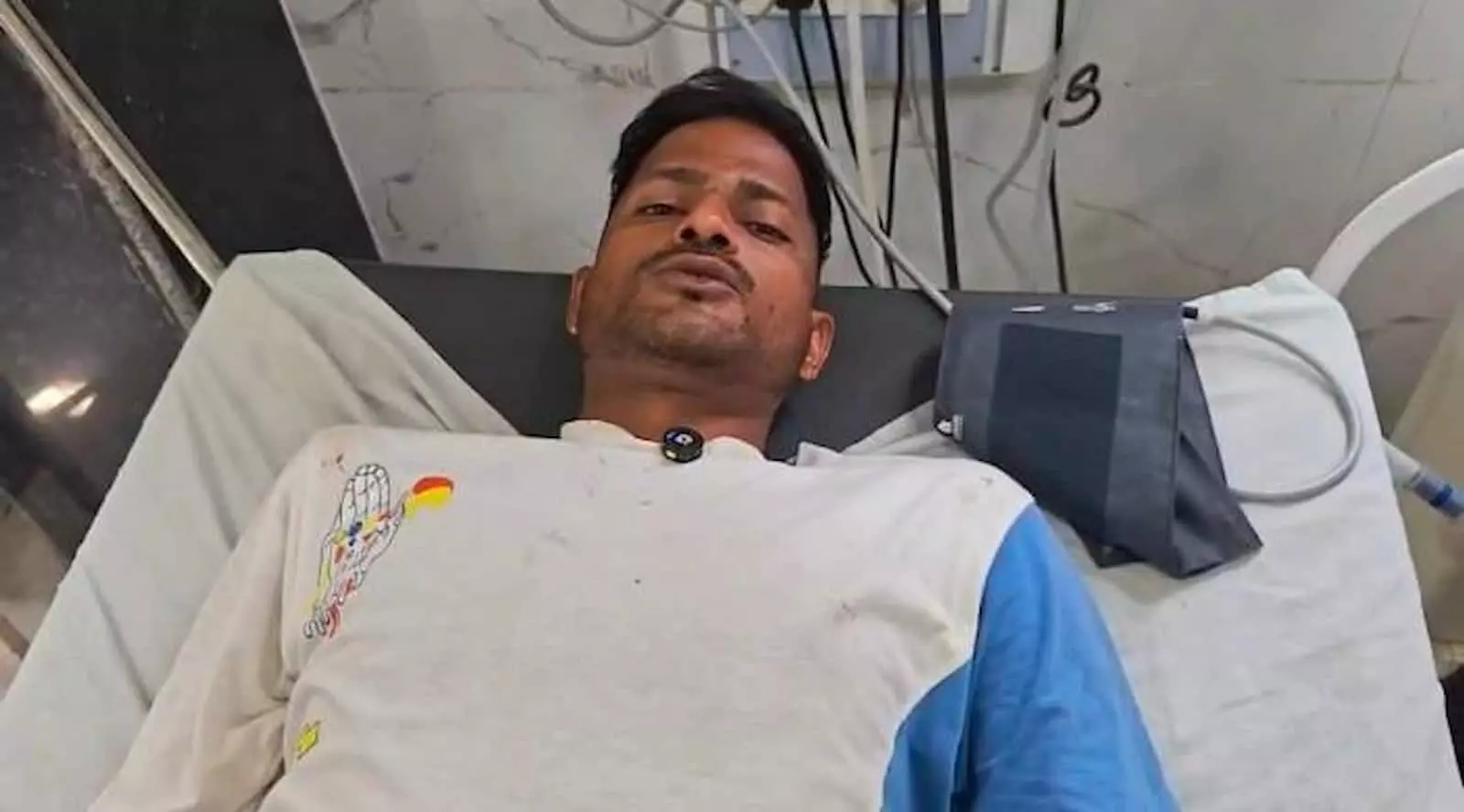 अस्पताल के बिस्तर पर लेटा हुआ घायल व्यक्ति, जिसका इलाज किया जा रहा है। अस्पताल के बिस्तर पर लेटा हुआ घायल व्यक्ति, जिसका इलाज किया जा रहा है।
