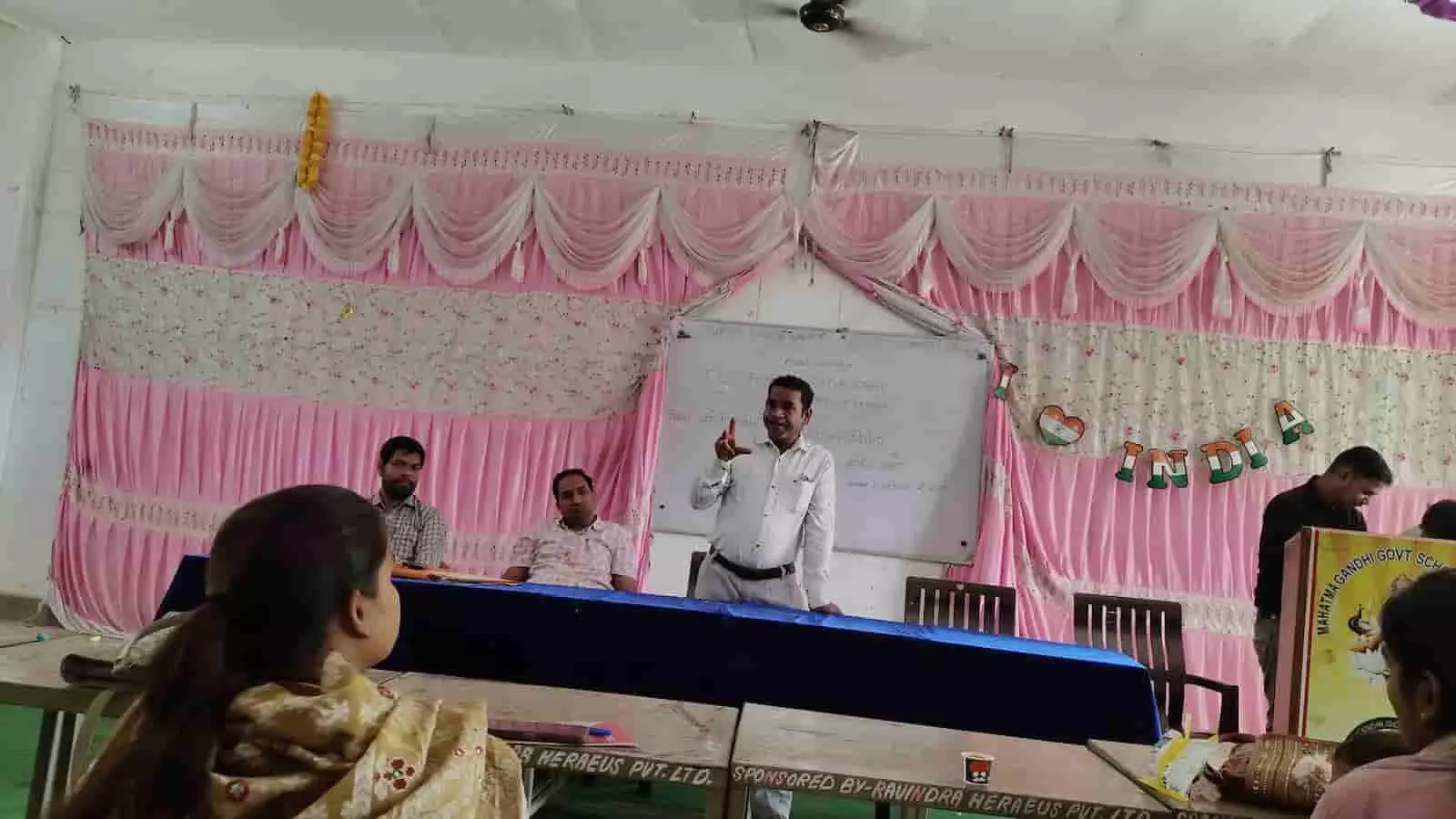 लसाडिया कार्यशाला में मंच पर खड़े होकर वक्ता संभागियों को संबोधित कर रहे हैं। लसाडिया कार्यशाला में मंच पर खड़े होकर वक्ता संभागियों को संबोधित कर रहे हैं।