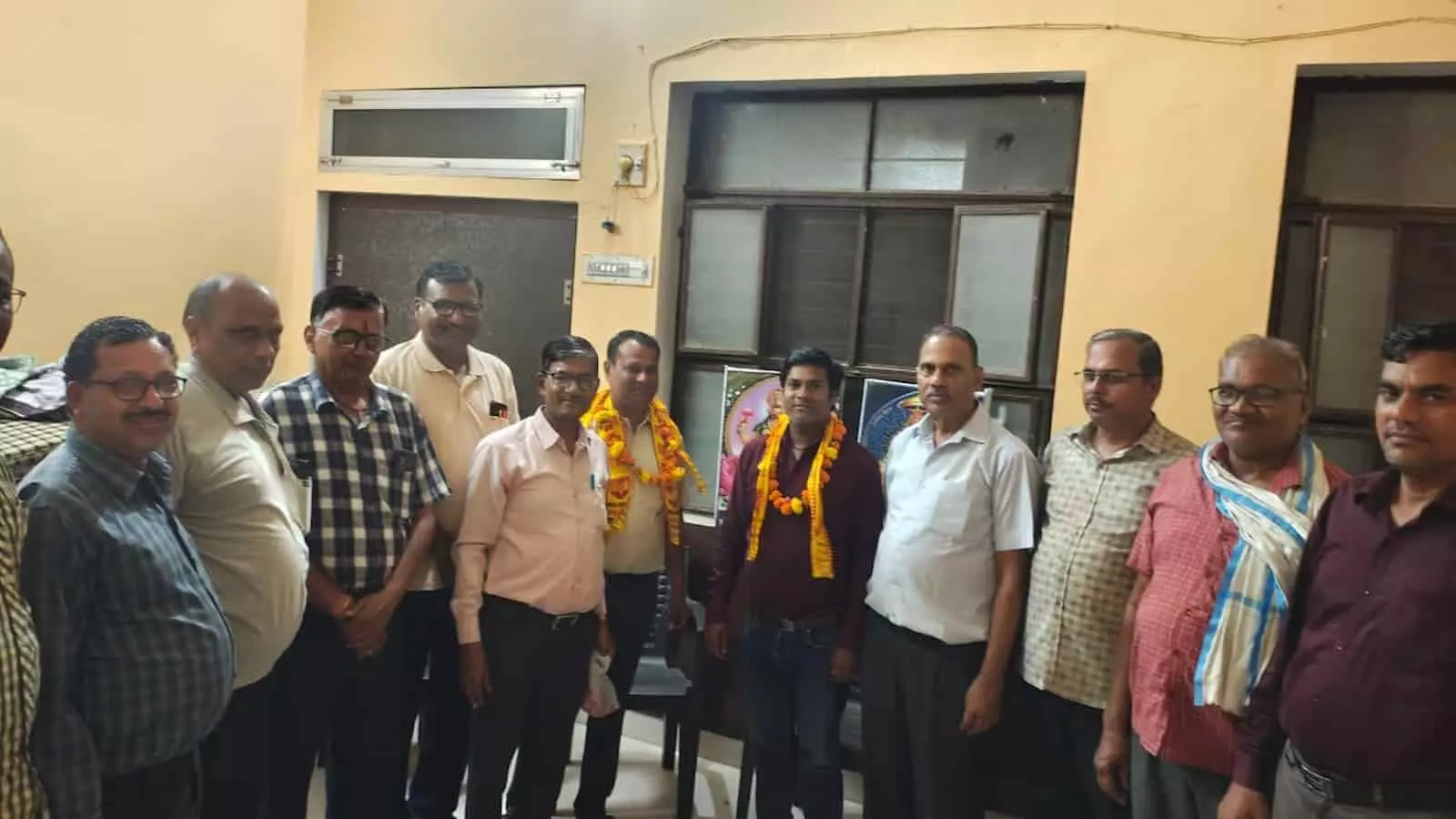 अग्रसेन सेवा सदन के कमरे में खड़े समिति सदस्य और माला पहने पदाधिकारी। अग्रसेन सेवा सदन के कमरे में खड़े समिति सदस्य और माला पहने पदाधिकारी।