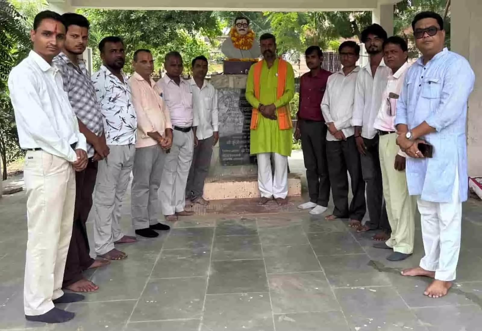 बाल उद्यान में पंडित दीनदयाल उपाध्याय की माला पहनाई प्रतिमा के पास एकत्र भाजपा पदाधिकारी। बाल उद्यान में पंडित दीनदयाल उपाध्याय की माला पहनाई प्रतिमा के पास एकत्र भाजपा पदाधिकारी।