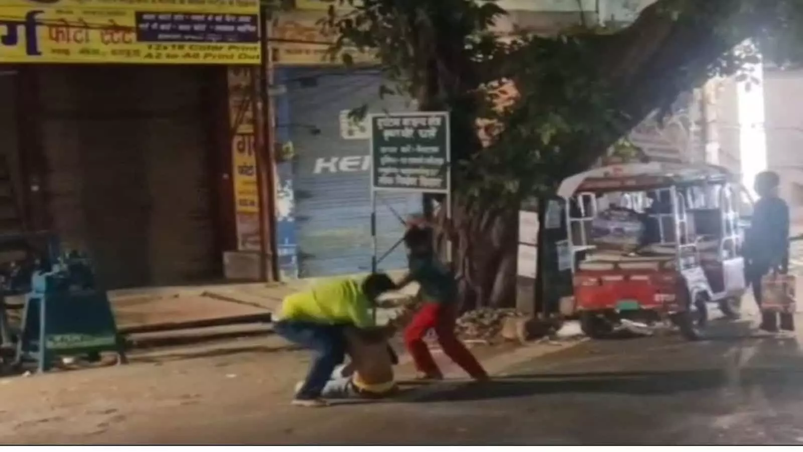 तस्वीर में पिलखुवा कोतवाली क्षेत्र के एक स्थान पर पुलिसकर्मी और फॉरेंसिक टीम घटनास्थल की जांच कर रहे हैं। तस्वीर में पिलखुवा कोतवाली क्षेत्र के एक स्थान पर पुलिसकर्मी और फॉरेंसिक टीम घटनास्थल की जांच कर रहे हैं।