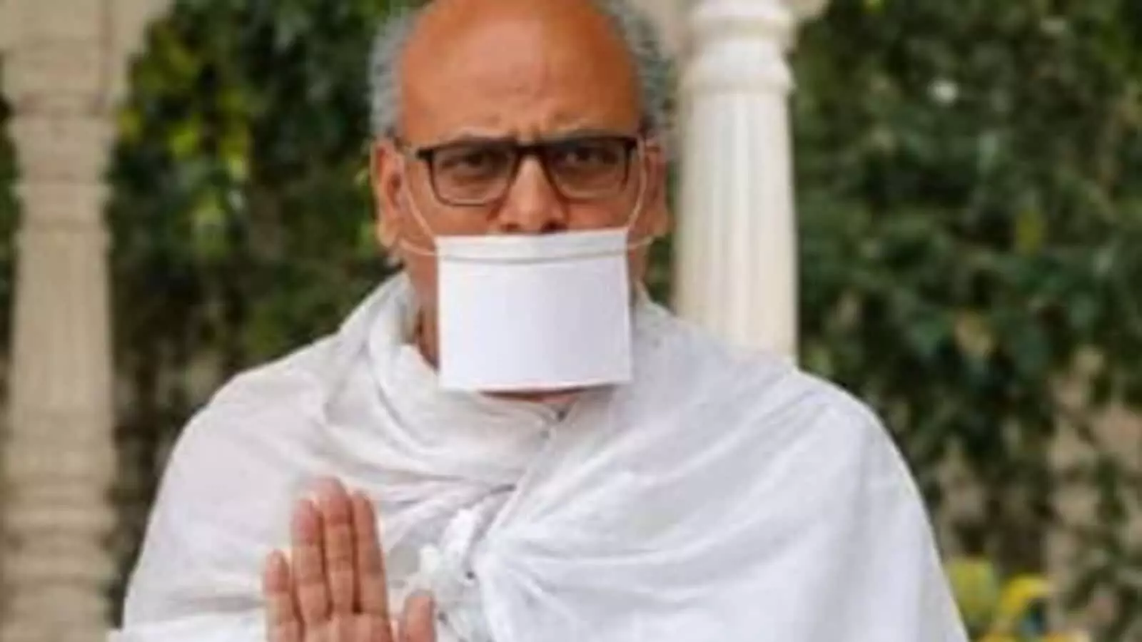 तस्वीर में श्वेत वस्त्र और मुख पर पट्टी पहने पूज्य कोमल मुनि खेरोदा में दिखाई दे रहे हैं। तस्वीर में श्वेत वस्त्र और मुख पर पट्टी पहने पूज्य कोमल मुनि खेरोदा में दिखाई दे रहे हैं।