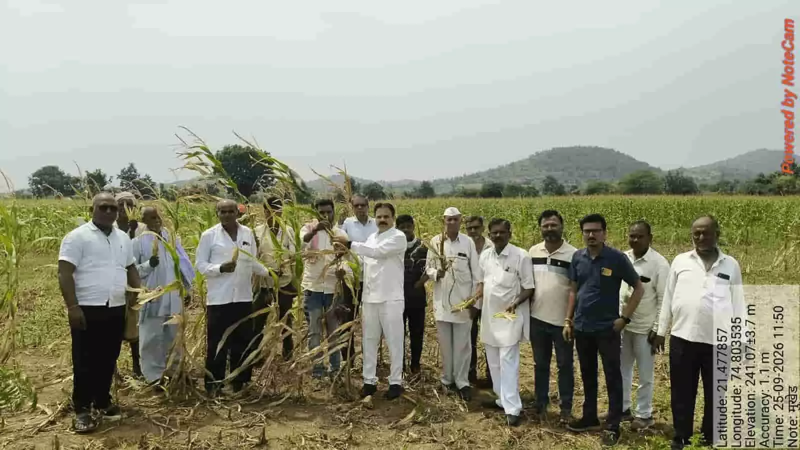 तस्वीर में धुले जिले के शिरपुर में खेतों के बीच खड़े किसानों और नेताओं का समूह दिखाई दे रहा है। तस्वीर में धुले जिले के शिरपुर में खेतों के बीच खड़े किसानों और नेताओं का समूह दिखाई दे रहा है।