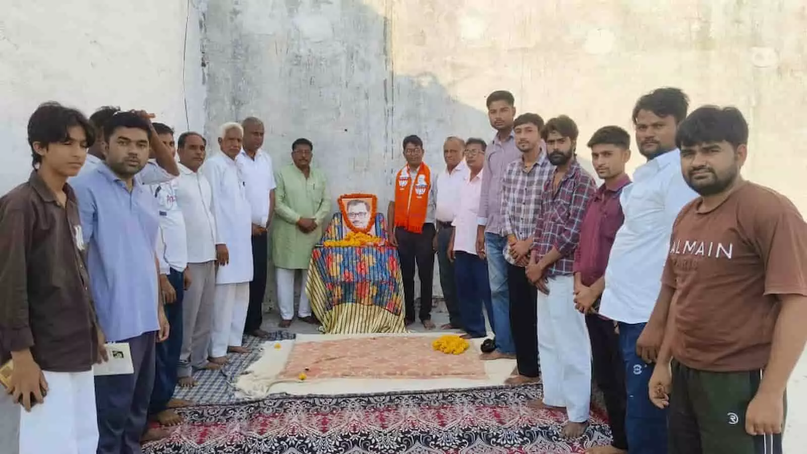 तस्वीर में दिख रहे भाजपा कार्यकर्ता पंडित दीनदयाल उपाध्याय के चित्र के सामने खड़े होकर श्रद्धांजलि दे रहे हैं। तस्वीर में दिख रहे भाजपा कार्यकर्ता पंडित दीनदयाल उपाध्याय के चित्र के सामने खड़े होकर श्रद्धांजलि दे रहे हैं।