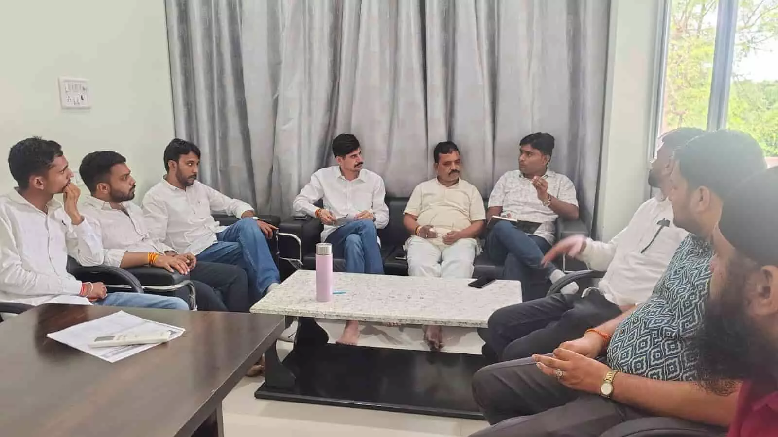 तस्वीर में भाजपा जिला कार्यालय के कमरे में सोफे और कुर्सियों पर बैठकर चर्चा करते कार्यकर्ता। तस्वीर में भाजपा जिला कार्यालय के कमरे में सोफे और कुर्सियों पर बैठकर चर्चा करते कार्यकर्ता।