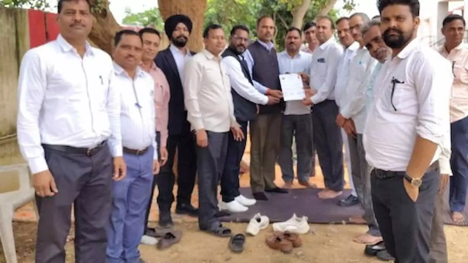 तस्वीर में कुछ वकील एक जगह खड़े होकर आपस में बातचीत करते हुए दिखाई दे रहे हैं। तस्वीर में कुछ वकील एक जगह खड़े होकर आपस में बातचीत करते हुए दिखाई दे रहे हैं।