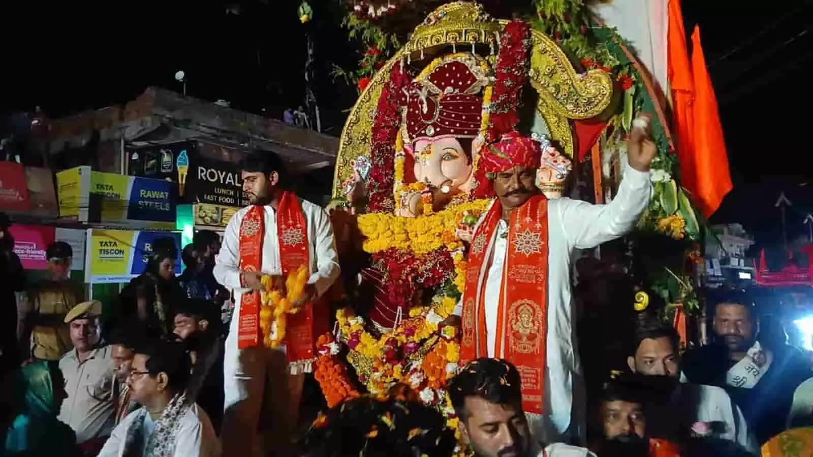 सजे हुए रथ पर विराजमान भगवान गणेश की प्रतिमा के पास खड़े श्रद्धालु और आसपास उमड़ी भीड़। सजे हुए रथ पर विराजमान भगवान गणेश की प्रतिमा के पास खड़े श्रद्धालु और आसपास उमड़ी भीड़।