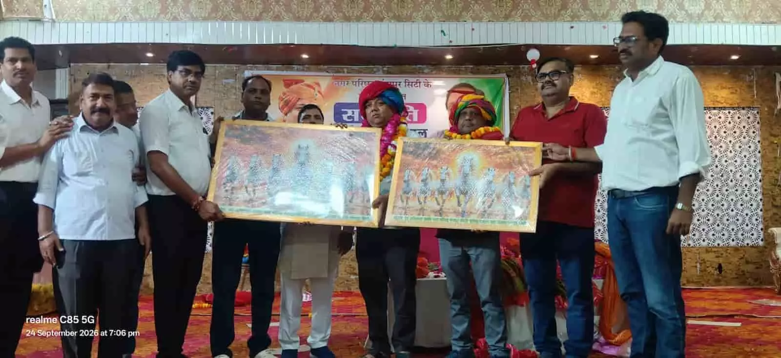 तस्वीर में भगवती पैलेस में केमिस्ट यूनियन सदस्य सभापति और पार्षद को स्मृति चिन्ह सौंपते दिख रहे हैं। तस्वीर में भगवती पैलेस में केमिस्ट यूनियन सदस्य सभापति और पार्षद को स्मृति चिन्ह सौंपते दिख रहे हैं।